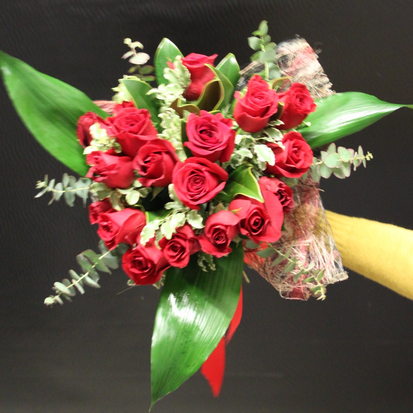 Bouquet 18 Rose rosse con verdi decorativi