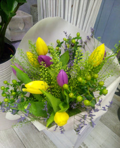 Bouquet di tulipani e bacche